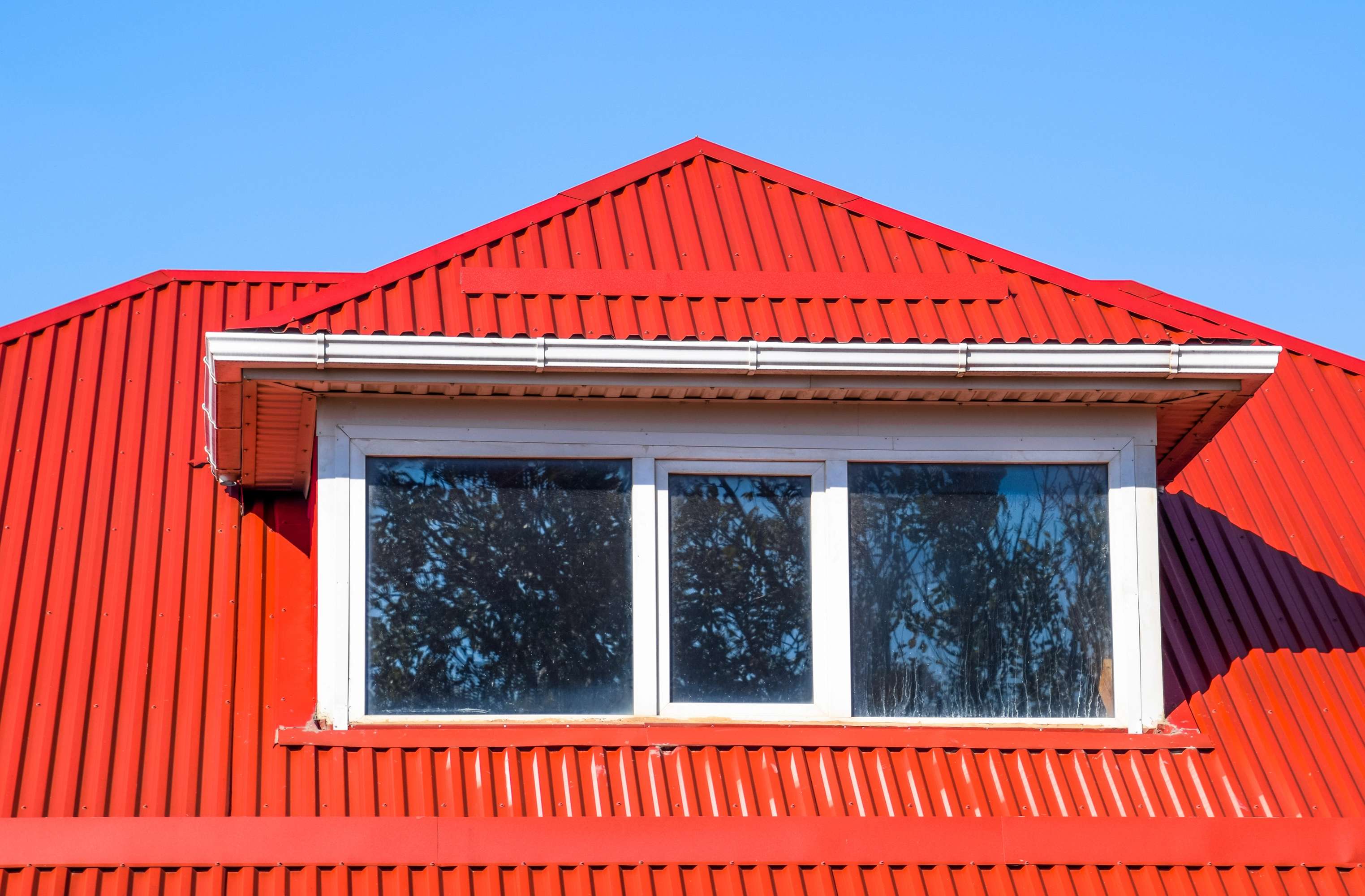 Trapézlemez tető családi házon